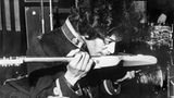 Der Gitarrengott: Jimi Hendrix beackerte das Instrument auf jede erdenkliche Weise. Mal mit den Zähnen, mal spielte er hinter dem Kopf, und dann zündete er sie zur Abwechslung mal an. Auf diese Weise entlockte er dem Instrument vorher nicht gehörte Klänge. Leider starb auch er viel zu früh 1970