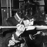 Der Gitarrengott: Jimi Hendrix beackerte das Instrument auf jede erdenkliche Weise. Mal mit den Zähnen, mal spielte er hinter dem Kopf, und dann zündete er sie zur Abwechslung mal an. Auf diese Weise entlockte er dem Instrument vorher nicht gehörte Klänge. Leider starb auch er viel zu früh 1970