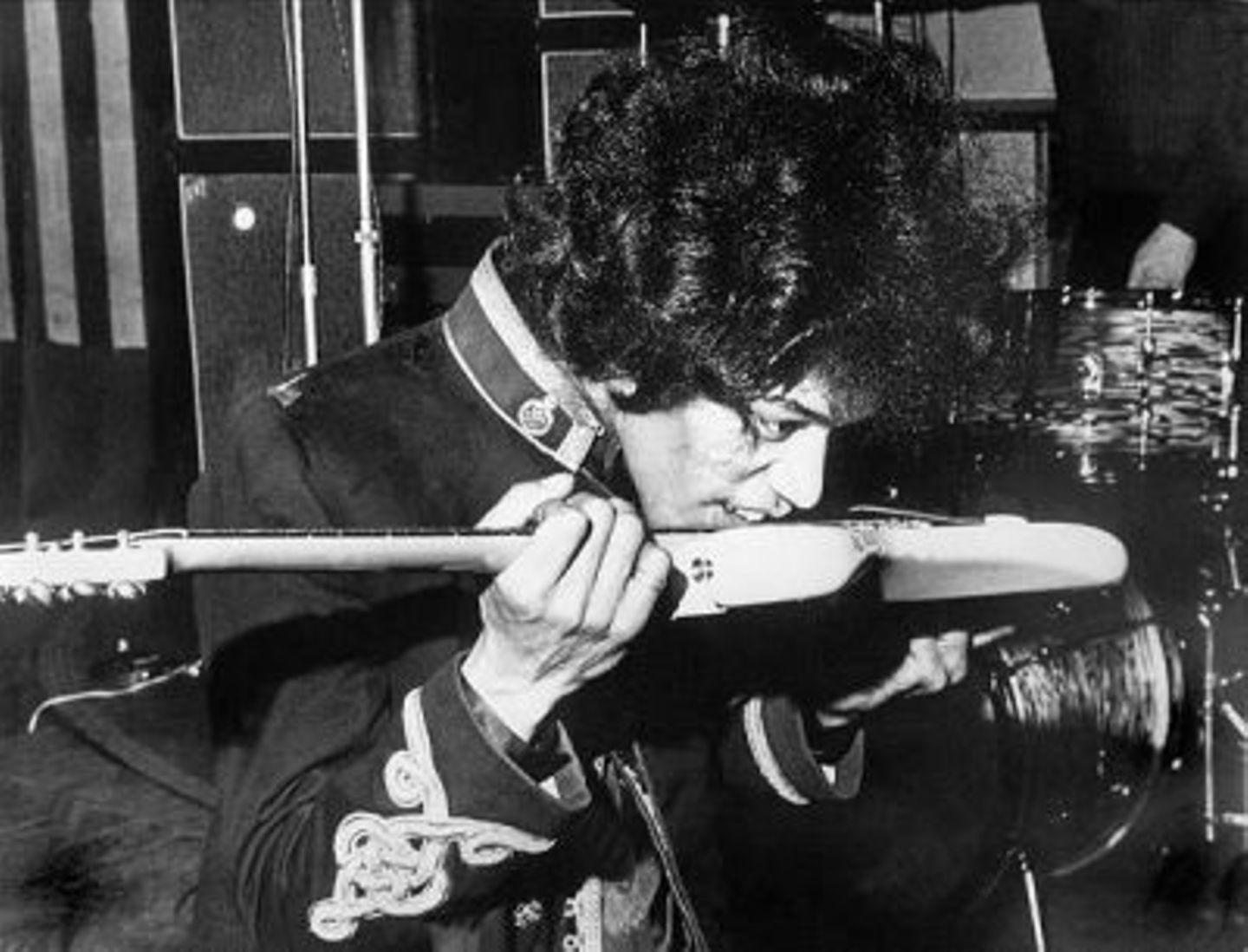 Der Gitarrengott: Jimi Hendrix beackerte das Instrument auf jede erdenkliche Weise. Mal mit den Zähnen, mal spielte er hinter dem Kopf, und dann zündete er sie zur Abwechslung mal an. Auf diese Weise entlockte er dem Instrument vorher nicht gehörte Klänge. Leider starb auch er viel zu früh 1970