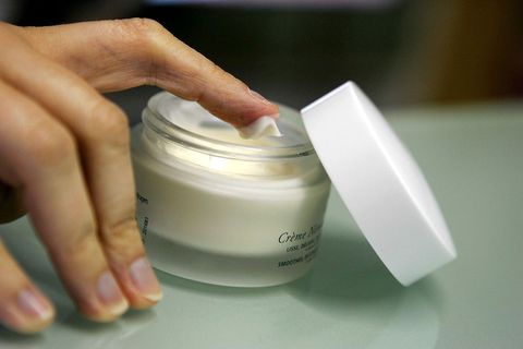 Die richtige Creme hilft der Haut und kleistert sie nicht zu