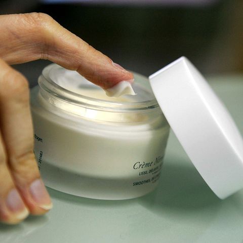 Die richtige Creme hilft der Haut und kleistert sie nicht zu