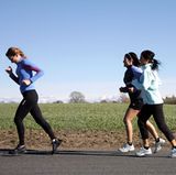 Suchen Sie sich Mitstreiter und Unterstützer: einen Freund oder Kollegen, der ebenfalls abgenommen hat. Oder jemanden aus dem Sportverein oder vom Lauftreff.
