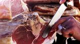 Fleischfresser haben's dieses Jahr schwerer - finanziell gesehen. Um sieben Prozent sind die Erzeugerpreise für den Proteinspender Fleisch gestiegen