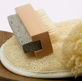 Hornhaut können Sie vorsichtig mit einem Bimsstein wegrubbeln. Hornhautraspeln oder Rasierklingen rutschen gern mal ins Fleisch - und schon ist die Wunde da, die nicht heilen will