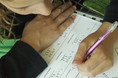 Kinder, die in der Schule mit links schrieben, wurden früher oft dazu gedrängt, ihre rechte Hand zu benutzen - vergeblich, wie Forscher herausfanden