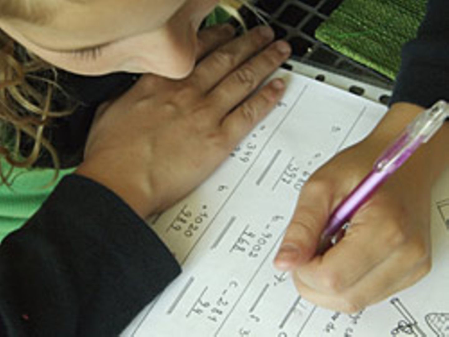 Kinder, die in der Schule mit links schrieben, wurden früher oft dazu gedrängt, ihre rechte Hand zu benutzen - vergeblich, wie Forscher herausfanden