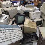 Auch wenn Umweltschutz hierzulande groß geschrieben wird: Der Durchschnittsdeutsche verursacht in seinem Leben 1,6 Tonnen Elektroschrott, darunter: 25 Handys, elf Kaffeemaschinen, acht Toaster und neun Staubsauger  Video: Das essen die Deutschen