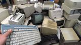 Auch wenn Umweltschutz hierzulande groß geschrieben wird: Der Durchschnittsdeutsche verursacht in seinem Leben 1,6 Tonnen Elektroschrott, darunter: 25 Handys, elf Kaffeemaschinen, acht Toaster und neun Staubsauger  Video: Das essen die Deutschen