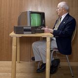 Ralph Baer zeigt, dass der Prototyp noch funktioniert