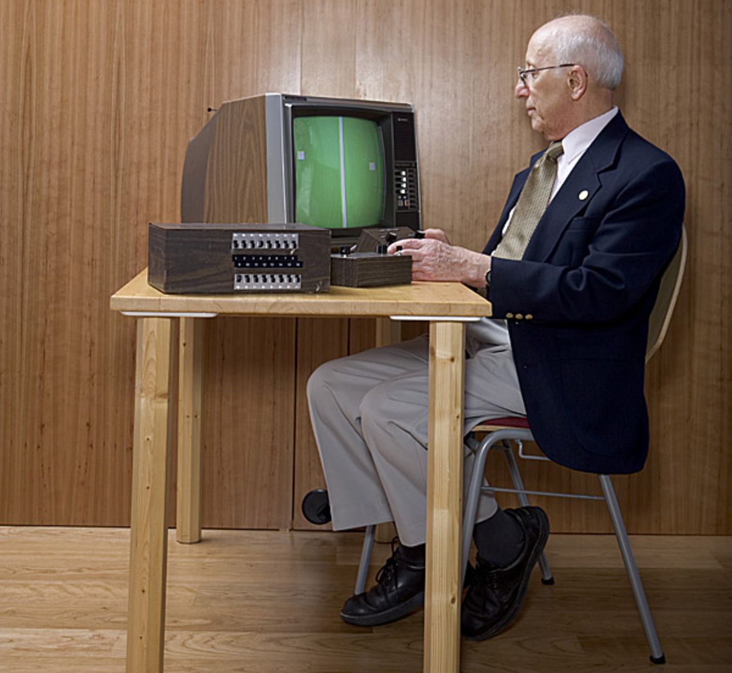 Ralph Baer zeigt, dass der Prototyp noch funktioniert