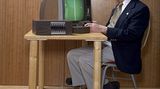 Ralph Baer zeigt, dass der Prototyp noch funktioniert