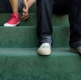 Tragen Sie keine zu engen Schuhe. Das gibt auf Dauer Druckstellen, die leicht zu Wunden werden können. Ihre Schuhe sollten bequem sein. Wechseln Sie mehrmals am Tag die Schuhe, dann belasten Sie Ihre Füße nicht immer an denselben Stellen