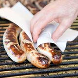 Bratwurst: Teurer    Die Tage werden länger und wärmer - und die Bratwurst für den Grill leider um 6,2 Prozent teurer. Im Vergleich zum März 2008 stiegen die Preise für Fleisch und Fisch um 3,7 Prozent