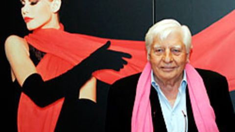 Die Nähe zu schönen Frauen hat ihm schon immer behagt: Gunter Sachs vor der Fotografie "Isadora Duncan Claudia Schiffer"