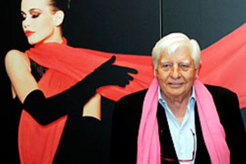 Die Nähe zu schönen Frauen hat ihm schon immer behagt: Gunter Sachs vor der Fotografie "Isadora Duncan Claudia Schiffer"