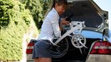 Ausmisten – Gewicht reduzieren!    Überall hört man, die Wagen würden so viel verbrauchen, weil sie so schwer geworden sind. Stimmt! Am Design des Fahrzeugs kann man zwar nichts ändern, aber man kann zusätzliches Gewicht über Bord gehen lassen. Aufräumen schadet nicht, und in manchem Handschuhfach liegen Dinge, von deren Existenz man gar nichts mehr wissen möchte. Doch selbst ein Riesenhaufen Krimskrams bringt leider kein signifikantes Gewicht auf die Waage.   Als Faustformel gilt, dass 100 kg Mehrgewicht den Verbrauch um 0,3 bis 0,5 Liter nach oben treiben. Mehr als 10 kg Ballast schleppt der schlimmste Messie nicht mit sich herum. Wer sich also darüber den Kopf zerbricht, ob ein Regenschirm, eine Sonnenbrille oder ein zweites Paar Schuhe wirklich mit auf die Reise müssen, engagiert sich am falschen Ende.   Da könnte man besser selbst ein paar Pfund abnehmen, da freut sich die Gesundheit, und man hat auch Gewicht reduziert. Oder man könnte auch immer nur zehn Liter tanken, dann hat man sogar bis zu 50 Kg eingespart.  Fazit: Ein typische Kathederweisheit, die praktisch nichts bringt. Es sei denn, man fährt mit einem Kofferraum voller Fertigzement durch die Lande.