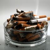 Stressen Sie sich nicht zu sehr mit der Angst, nach dem Rauchstopp zuzunehmen. Konzentrieren Sie sich lieber darauf durchzuhalten. Denn das Rauchen ist allemal ungesünder als ein paar Pfunde mehr