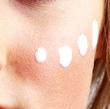 Bei sehr trockener Haut helfen Hautpflegemittel mit Harnstoff. Sie spenden Feuchtigkeit. Tragen Sie diese aber nicht auf entzündete Stellen auf, weil sie ein brennendes Gefühl verursachen können