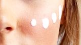 Bei sehr trockener Haut helfen Hautpflegemittel mit Harnstoff. Sie spenden Feuchtigkeit. Tragen Sie diese aber nicht auf entzündete Stellen auf, weil sie ein brennendes Gefühl verursachen können