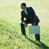 Und langärmelige Hemden ohne Krawatte? Sind erlaubt, unter dem Titel "Smart Casual Wear". Damit bezeichnet der Kniggeaner ein legeres Business-Outfit. Bei den Damen entspricht das einem Kostüm oder Hosenanzug mit T-Shirt statt Bluse