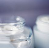 Ihre Haut ist wetterfühlig. Das heißt, mit einer einzigen Creme fürs ganze Jahr werden Sie nicht auskommen. Im Winter trocknet die Haut durch Kälte und Heizungsluft meist schneller aus. Als Faustregel gilt: Wenn Ihnen im Sommer eine Lotion reicht, brauchen Sie im Winter eine Creme. Wenn Sie schon im Sommer eine Creme benötigen, empfiehlt sich im Winter für besonders trockene Hautpartien sogar eine Salbe.