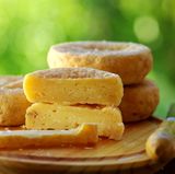 Trinken Sie keine Rohmilch und essen Sie keine Rohmilchprodukte. Diese können Listerien enthalten, also Bakterien, die für Ihr Kind gefährlich sind. Essen Sie nur Hartkäse oder Käsesorten aus pasteurisierter Milch.