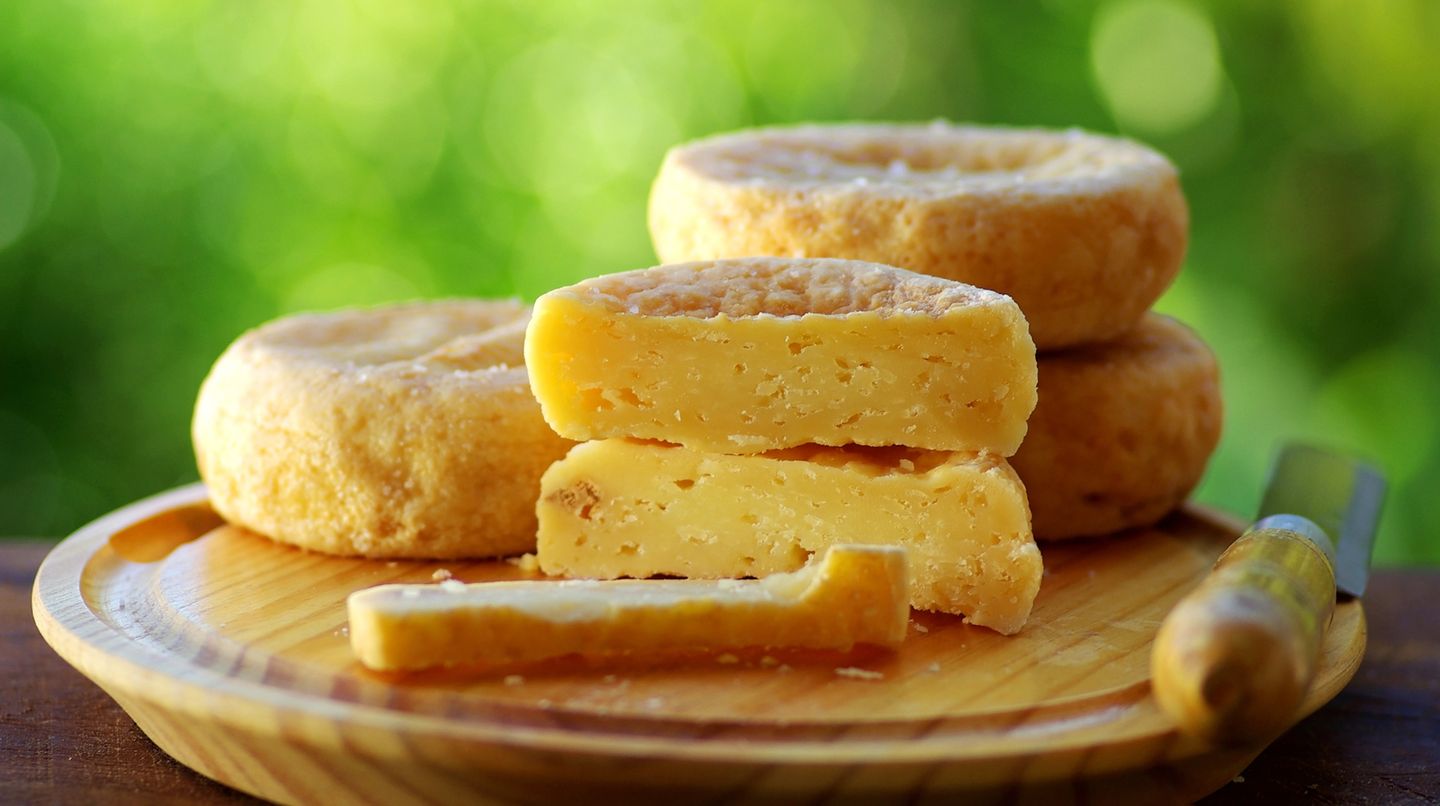 Trinken Sie keine Rohmilch und essen Sie keine Rohmilchprodukte. Diese können Listerien enthalten, also Bakterien, die für Ihr Kind gefährlich sind. Essen Sie nur Hartkäse oder Käsesorten aus pasteurisierter Milch.