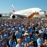 2000 Airbus-Mitarbeiter applaudieren kräftig mit. Vom Emirates-Auftrag fließen allein 12 Milliarden US-Dollar nach Deutschland    Video: So entsteht der neue Airbus