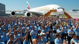 2000 Airbus-Mitarbeiter applaudieren kräftig mit. Vom Emirates-Auftrag fließen allein 12 Milliarden US-Dollar nach Deutschland    Video: So entsteht der neue Airbus