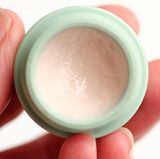 Haben Sie trockene Haut, die stellenweise rau wirkt oder sogar schuppt und nach dem Waschen kribbelt und juckt? Dann ist eine Creme mit rückfettenden Substanzen Pflicht. Zum Beispiel halten die Wirkstoffe Urea, das ist Harnstoff, oder Hyaluronsäure die Feuchtigkeit in der Haut fest.  Sie wollen Ihre Kosmetik lieber selber machen? Hier finden Sie Anleitungen für u.a. eine Bodylotion aus Kokosöl oder einen Lippenbalsam mit Honig. 