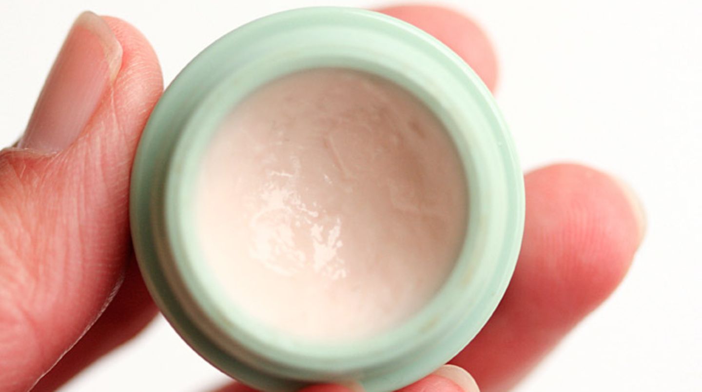 Haben Sie trockene Haut, die stellenweise rau wirkt oder sogar schuppt und nach dem Waschen kribbelt und juckt? Dann ist eine Creme mit rückfettenden Substanzen Pflicht. Zum Beispiel halten die Wirkstoffe Urea, das ist Harnstoff, oder Hyaluronsäure die Feuchtigkeit in der Haut fest.  Sie wollen Ihre Kosmetik lieber selber machen? Hier finden Sie Anleitungen für u.a. eine Bodylotion aus Kokosöl oder einen Lippenbalsam mit Honig. 