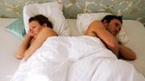 Zufrieden ist die Mehrheit damit allerdings nicht. Jede zweite Frau gab an, dass sie gern häufiger Sex hätte. Bei den Männern wünschen sich sogar 61 Prozent mehr Sex. Die Gründe für die Flaute im Bett sind aus Sicht der Männer die fehlende Lust des Partners (64 Prozent), beruflicher Stress (43 Prozent) und Beziehungsroutine (21 Prozent)    Video: Klatsch for Lunch: Besuch auf der Pornomesse