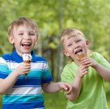 Sparen Sie auch beim Naschen. Schokoladenkekse haben 20 Gramm Fett, Butterkekse nur 11 Gramm. 100 Gramm Chips enthalten 40 Gramm Fett - Salzstangen so gut wie keins.