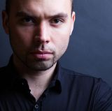 Zum Teil ähneln sich die Zeichen für Gesundheit und Fruchtbarkeit – dafür sorgen unter anderem die Geschlechtshormone. Ein hoher Testosteronspiegel bewirkt, dass ein Mann sehr männlich erscheint. Er hat dann oft kräftige Augenbrauen, einen kantigen Kiefer und eine große Nase