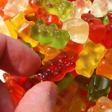 Mythos: Wer zu viel Zucker isst, bekommt Diabetes.  Fakt: Ein hoher Zuckerkonsum ist kein direkter Auslöser. Dennoch ist übermäßiges Naschen von Süßem für die Entstehung von Diabetes Typ 2 ein nicht zu unterschätzender Risikofaktor, denn es führt zu Übergewicht. Und Übergewicht, vor allem das gefährliche Bauchfett bei Männern, gilt als Hauptursache für eine Erkrankung. Diabetes Typ 2 liegt vor, wenn der Blutzuckerspiegel konstant zu hoch ist, weil die Körperzellen unempfindlich gegen Insulin geworden sind und die Hormonproduktion der Bauchspeicheldrüse nicht mehr ausreicht. Dann kann der Zucker im Blut nicht mehr abgebaut werden, was langfristig die Adern schädigt und Krankheiten an Augen, Herz und Nieren verursacht. Beim weniger verbreiteten Typ-1-Diabetes bekämpft das Immunsystem die Insulin produzierenden Zellen in der Bauchspeicheldrüse