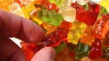 Mythos: Wer zu viel Zucker isst, bekommt Diabetes.  Fakt: Ein hoher Zuckerkonsum ist kein direkter Auslöser. Dennoch ist übermäßiges Naschen von Süßem für die Entstehung von Diabetes Typ 2 ein nicht zu unterschätzender Risikofaktor, denn es führt zu Übergewicht. Und Übergewicht, vor allem das gefährliche Bauchfett bei Männern, gilt als Hauptursache für eine Erkrankung. Diabetes Typ 2 liegt vor, wenn der Blutzuckerspiegel konstant zu hoch ist, weil die Körperzellen unempfindlich gegen Insulin geworden sind und die Hormonproduktion der Bauchspeicheldrüse nicht mehr ausreicht. Dann kann der Zucker im Blut nicht mehr abgebaut werden, was langfristig die Adern schädigt und Krankheiten an Augen, Herz und Nieren verursacht. Beim weniger verbreiteten Typ-1-Diabetes bekämpft das Immunsystem die Insulin produzierenden Zellen in der Bauchspeicheldrüse
