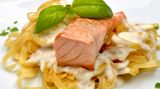 Nachts regeneriert der Körper. Wählen Sie für Ihr Abendessen eiweißreiche Kost, ergänzt durch Kohlenhydrate.