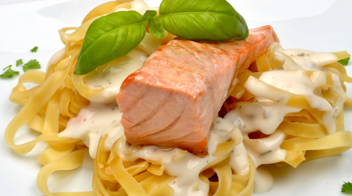 Nachts regeneriert der Körper. Wählen Sie für Ihr Abendessen eiweißreiche Kost, ergänzt durch Kohlenhydrate.