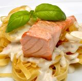 Nachts regeneriert der Körper. Wählen Sie für Ihr Abendessen eiweißreiche Kost, ergänzt durch Kohlenhydrate.