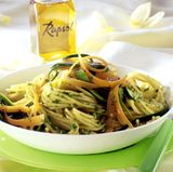 Etwa die Hälfte Ihrer täglichen Kalorienzufuhr sollten Sie mit Kohlenhydraten decken, also mit den Vollkornvarianten von Brot, Kartoffeln, Reis, Nudeln oder sonstigen Getreideprodukten. Die Ballaststoffe darin beugen auch möglicher Verstopfung vor.