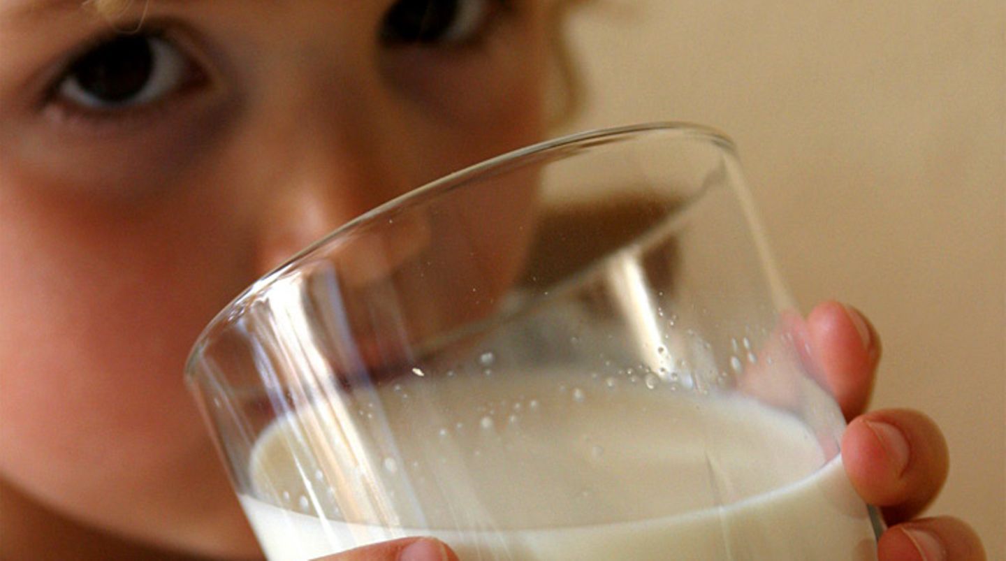 Ihr Kind sollte regelmäßig Milchprodukte wie Quark, Käse oder Joghurt sowie kalziumreiches Mineralwasser zu sich nehmen, denn es enthält Kalzium. Und Kalzium ist besonders wichtig für Kinderzähne und Knochen.