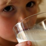 Ihr Kind sollte regelmäßig Milchprodukte wie Quark, Käse oder Joghurt sowie kalziumreiches Mineralwasser zu sich nehmen, denn es enthält Kalzium. Und Kalzium ist besonders wichtig für Kinderzähne und Knochen.