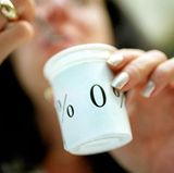 "Kann bei übermäßigem Verzehr abführend wirken" soll heißen, dass dieses Lebensmittel zu mehr als 10 Prozent aus Zuckeraustauschstoffen besteht. Diese Substanzen, häufig in Diätprodukten enthalten, können abführend wirken