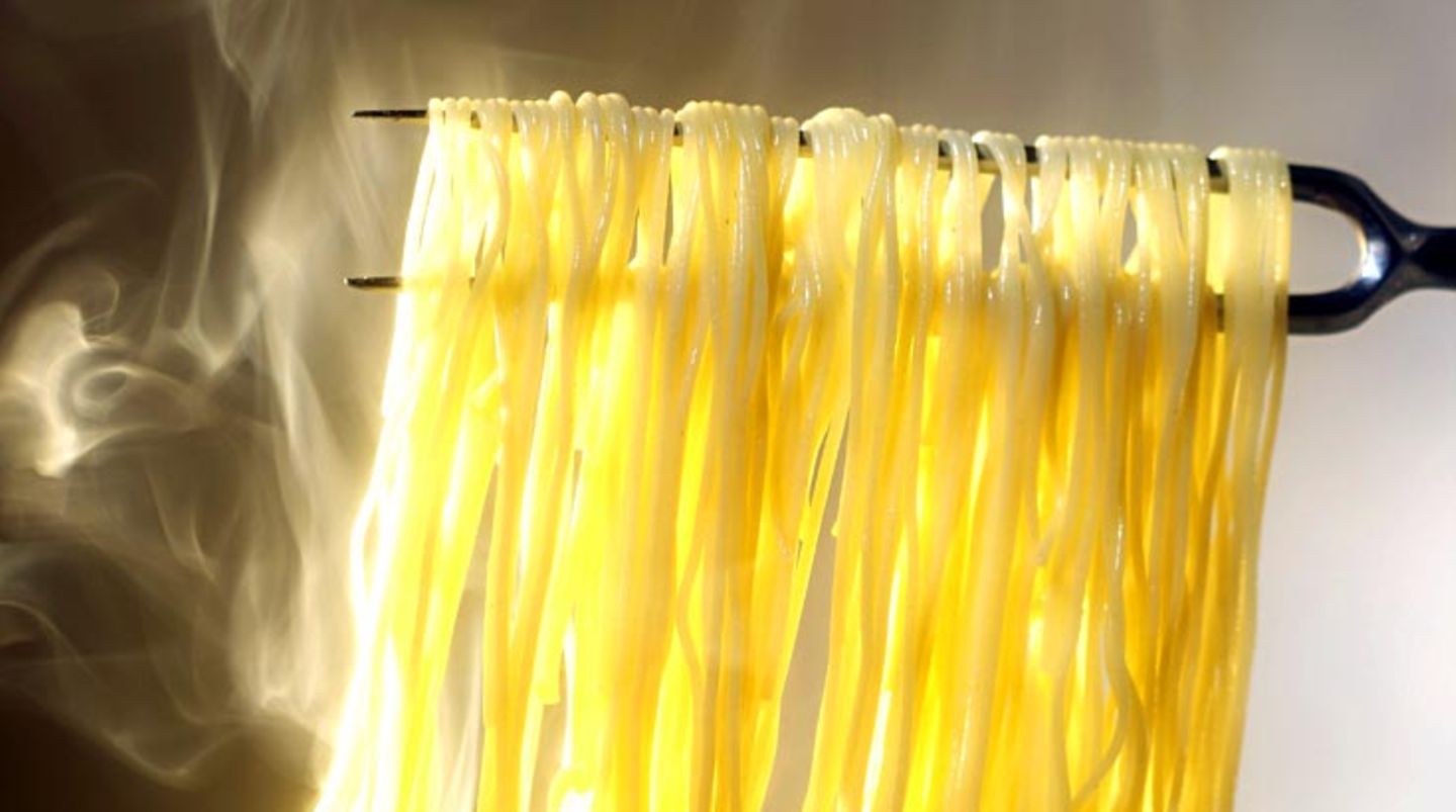 Kohlenhydrate schützen vor allem im Winter vor schlechter Laune oder gar depressiver Stimmung. Kohlenhydrate bringen Tryptophan ins Gehirn, welches das stimmungsaufhellende Serotonin bildet - dies fehlt im Körper vor allem in sonnen- und lichtarmen Zeiten. Brot, Pasta, Reis oder Kartoffeln schaffen Abhilfe