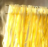 Kohlenhydrate schützen vor allem im Winter vor schlechter Laune oder gar depressiver Stimmung. Kohlenhydrate bringen Tryptophan ins Gehirn, welches das stimmungsaufhellende Serotonin bildet - dies fehlt im Körper vor allem in sonnen- und lichtarmen Zeiten. Brot, Pasta, Reis oder Kartoffeln schaffen Abhilfe