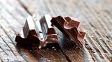 Wenn der Heißhunger Sie überfällt, essen Sie zunächst etwas Kalorienarmes wie eine Möhre oder einen Apfel. Das gibt Ihnen ein Sättigungsgefühl. Und dann gönnen Sie sich eine Belohnung - zum Beispiel ein Stück Schokolade