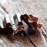 Wenn der Heißhunger Sie überfällt, essen Sie zunächst etwas Kalorienarmes wie eine Möhre oder einen Apfel. Das gibt Ihnen ein Sättigungsgefühl. Und dann gönnen Sie sich eine Belohnung - zum Beispiel ein Stück Schokolade