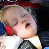 Manche Kindersitze fürs Auto haben einen Tragegriff. Er ist praktisch, um das Baby aus dem Wagen zu heben. Tragen Sie Ihr Kind aber nicht lange damit herum. Denn das belastet Ihren Körper einseitig. Und auf Dauer führt das zu Verspannungen und Schmerzen.