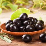 "Geschwärzt" ist häufig auf Olivenpackungen oder -gläsern zu lesen. Weil die Oliven noch unreif sind und grün, werden sie mit Eisenverbindungen geschwärzt. In der Zutatenliste ist dann beispielsweise der Zusatzstoff E 579 (Eisengluconat) erwähnt