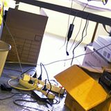 Dienstag, 9. Juni 2009      Rasanter Anstieg von Unfällen durch Computer    Seit Computer zum häuslichen Umfeld gehören, steigen auch die Unfälle. Die Zahl akuter Verletzungen durch Kabel, Computer und angeschlossene Geräte hat sich nach Auskunft von US-Forschern von 1994 bis 2006 in den Vereinigten Staaten versiebenfacht. Gefährdet sind demnach vor allem Kinder unter 5 Jahren und ältere Menschen über 60. Sie stoßen sich an den Geräten, stolpern und reißen Monitore herunter oder verletzen sich auch beim Heben. Nicht in die Untersuchung einbezogen sind Gesundheitsprobleme, die sich aus der längeren Benutzung von Computern ergeben können: Rückenschmerzen, Nachlassen der Sehkraft, Verspannungen in Händen und Armen. Der Studie, deren Ergebnisse in der Juli-Ausgabe des "American Journal of Preventive Medicine" zufolge verletzten sich von 1994 bis 2006 mehr als 78 000 Menschen in den USA durch Computer so stark, dass sie in der Notaufnahme eines Krankenhauses behandelt werden mussten. Der Anstieg in den 13 Jahren betrug 732 Prozent. In der gleichen Zeit stieg die Zahl von Computern in privaten Haushalten nur um 309 Prozent. (DPA)